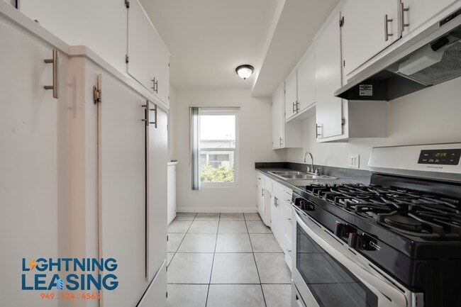 Building Photo - 922 Normandie Ave