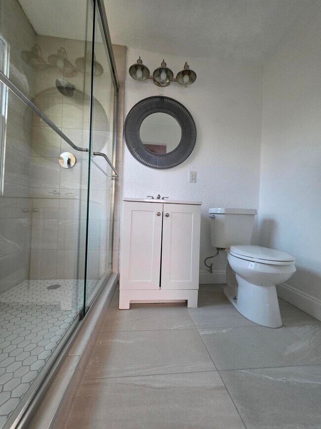 Building Photo - 803 Selkirk St