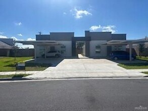Building Photo - 10 N 33rd Ln