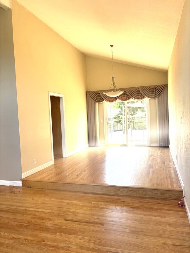 Building Photo - Stunning 4-Bedroom Home on Golf Course wit...