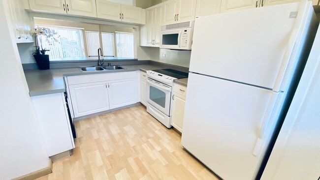 Building Photo - 2bd 2bath unit available now at Country Club Village 4!!