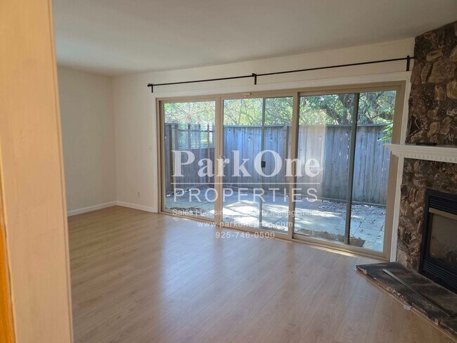 Building Photo - Cozy Skywest Townhome