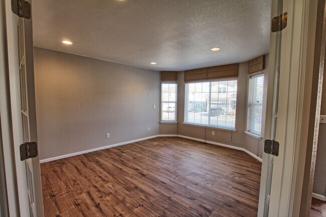 Building Photo - 4 bed 2.5 bath Meadows home with mountain ...