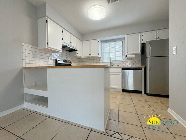 Building Photo - Great Location, Fully Renovated Townhouse!