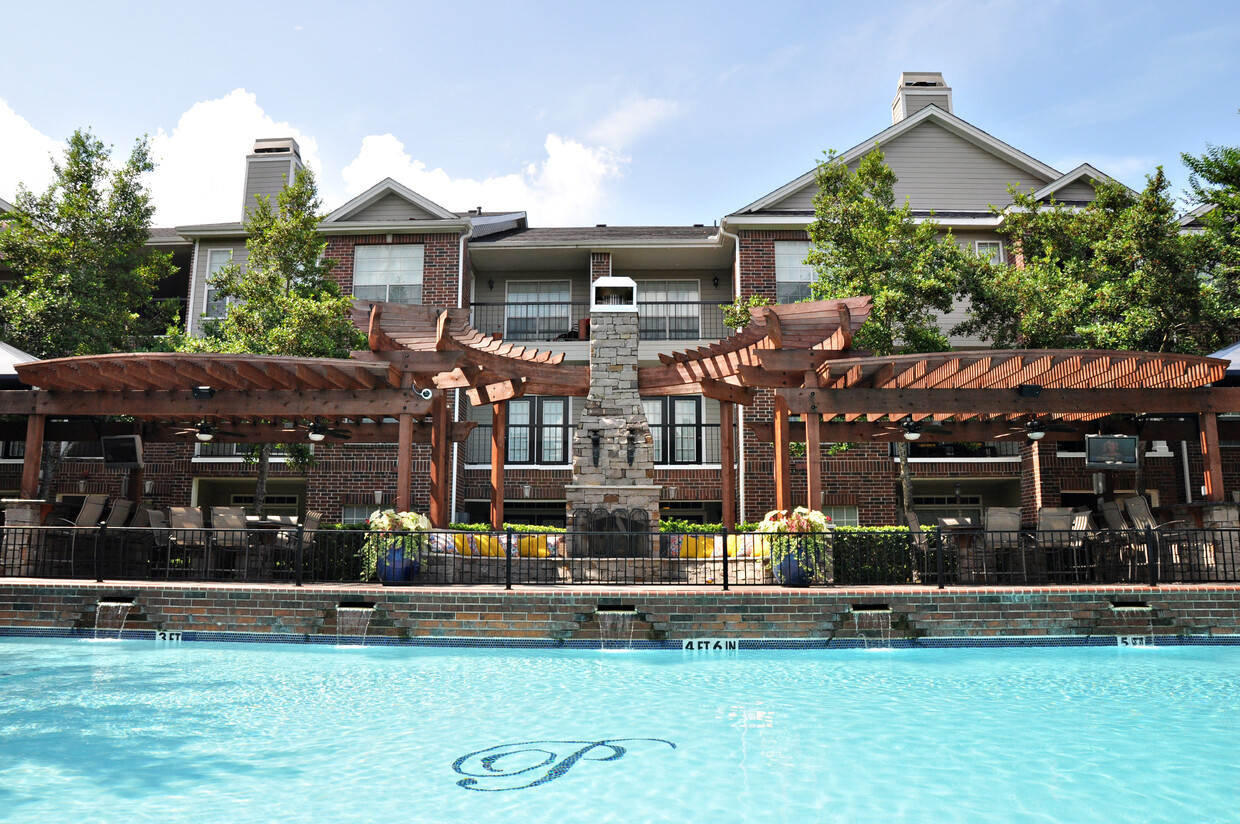 Beautiful pool - The Grand on Memorial