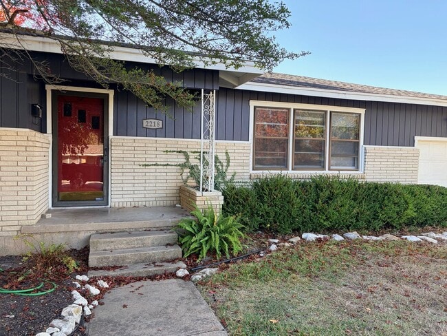 Foto del edificio - 2218 Rosewood Dr