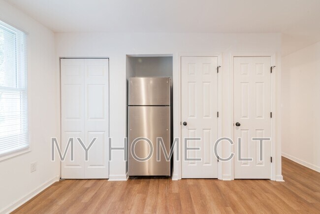 Foto del edificio - 215 Johndy Ave