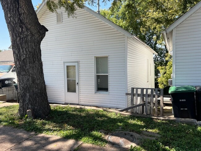 Photo - ZIGZAG, LLC:[TRAN][ZIGZAC][KT][CAG] 1942 S 16 ST Apartment