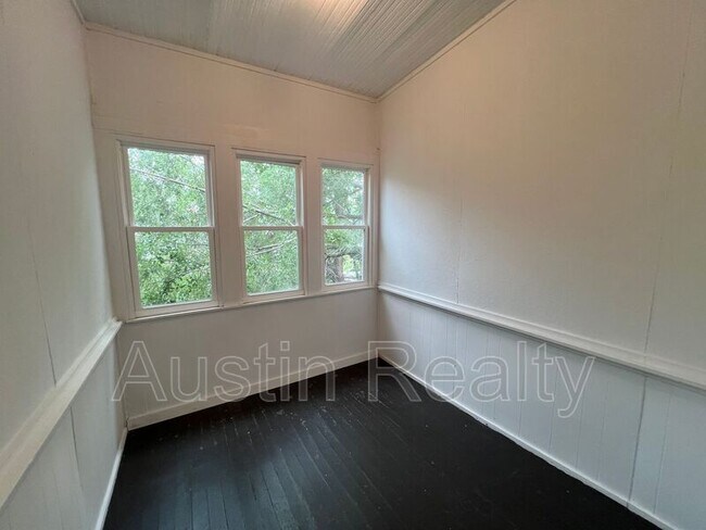 Foto del edificio - 1364 McCausland Ave