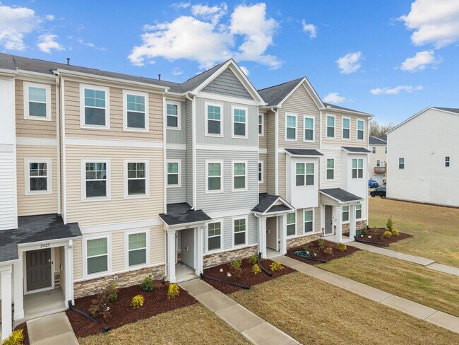 Building Photo - Raleigh Living Made Easy – 3BR Townhome w/ Amenities & Prime Location