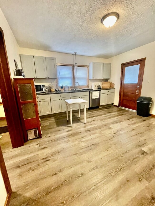 Foto del edificio - W180-W188 Pioneer Dr