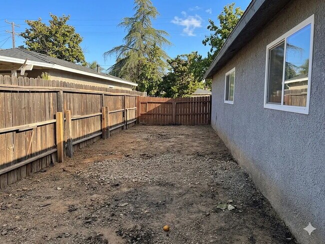Building Photo - Spacious and well-maintained 4-bedroom, 1.5-bath home located in a desirable Fresno neighborhood.