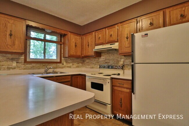 Foto del edificio - 3 Bedroom 2 Bathroom Home with a Fireplace...