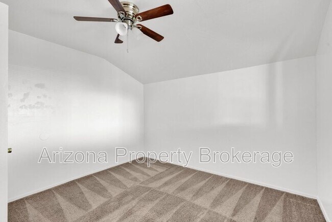 Foto del edificio - 119 W 9th Pl