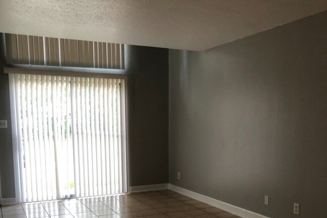 Sala de estar - 7720 E Kings Hwy