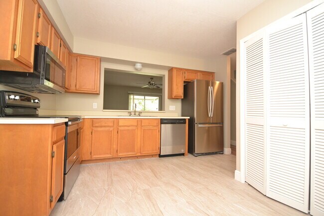 Foto del edificio - Beautiful 2/2.5 Winter Springs Townhome ~ Newer Paint & Flooring ~ End Unit with Pond View!