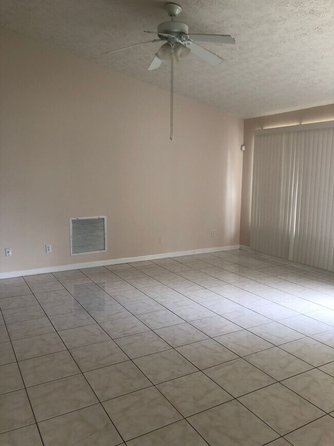 Foto del edificio - East of U.S.One 4 bedroom 3 bath