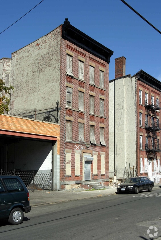 Building Photo - 148 Conover St