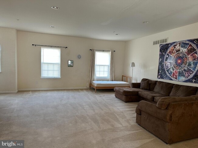 Building Photo - 103 Russell Ln