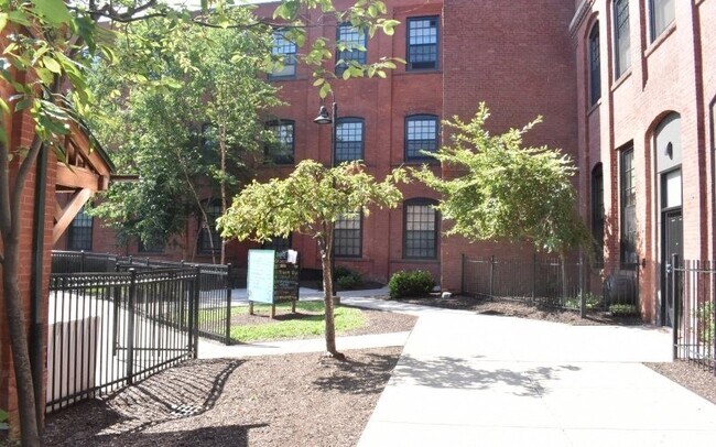 Foto del edificio - 140 Russ St