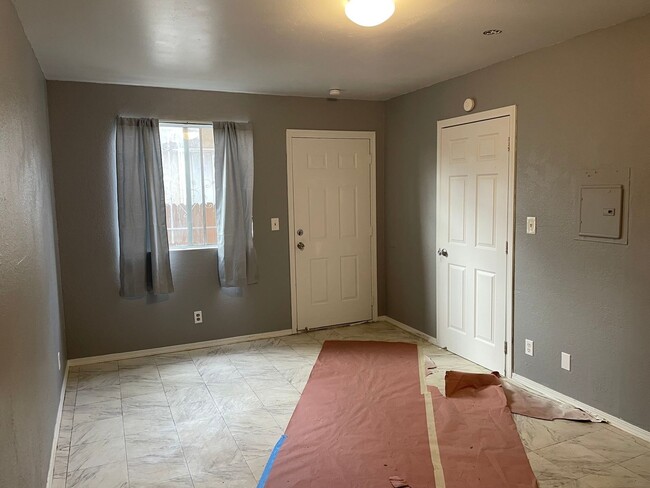 Foto del edificio - Charming 3BR Duplex in Long Beach. Quiet n...