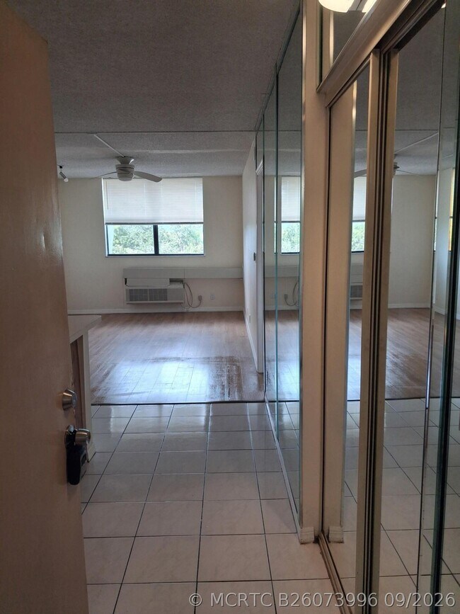Foto del edificio - 2401 Riverside Dr