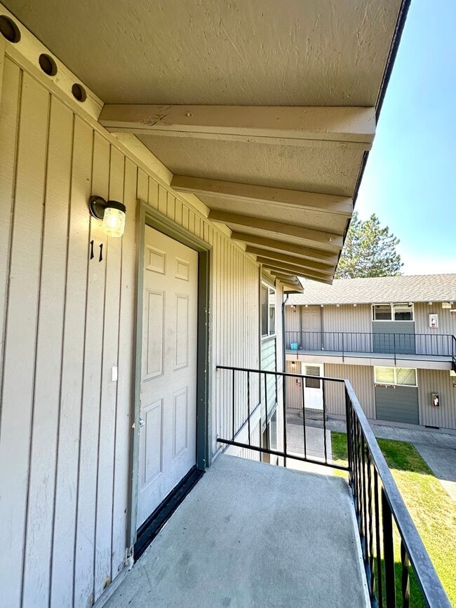 Building Photo - 1618 SW Lava Ave