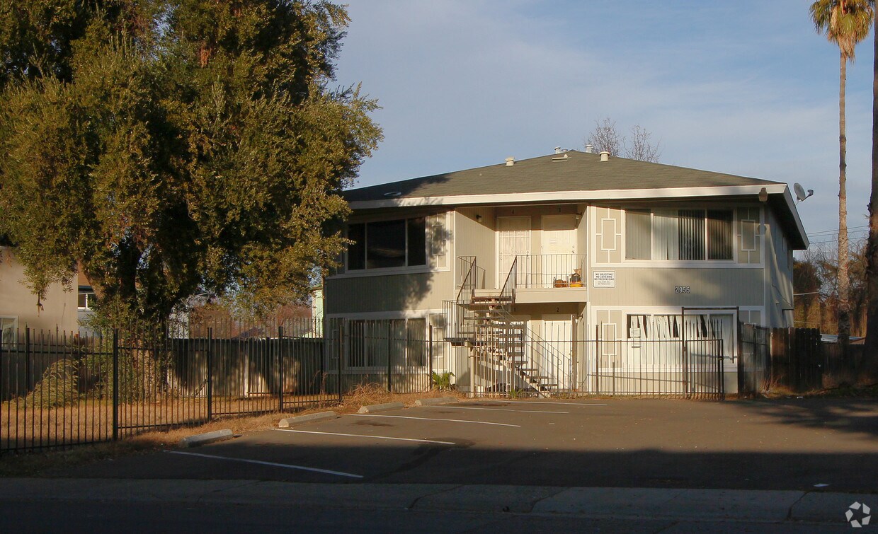 Foto principal - 2955 Portsmouth Dr