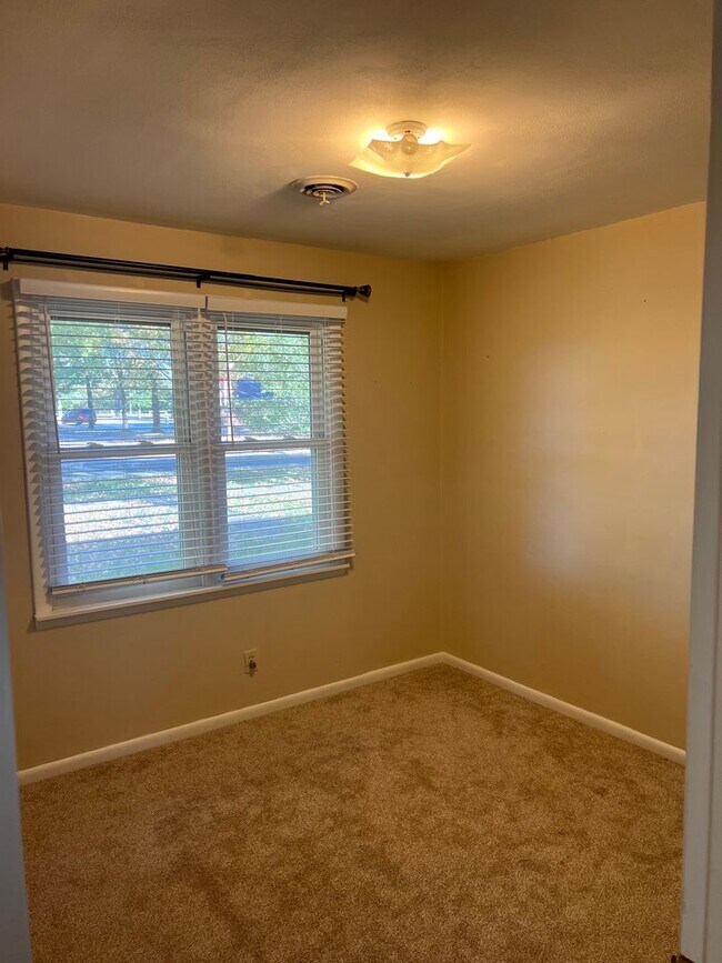Building Photo - 3bd/1.5ba home in St James