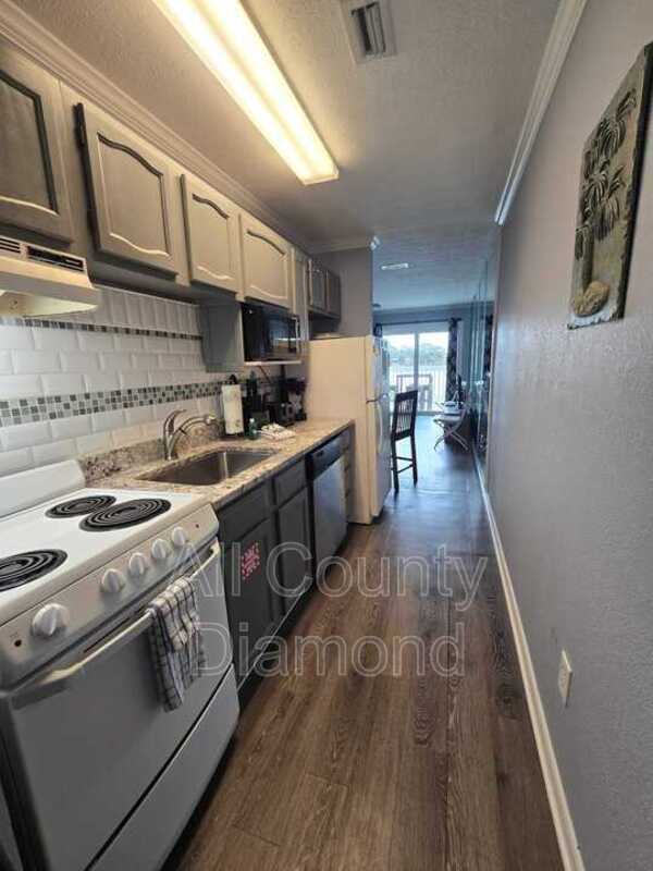 Building Photo - 301 Lullwater Dr