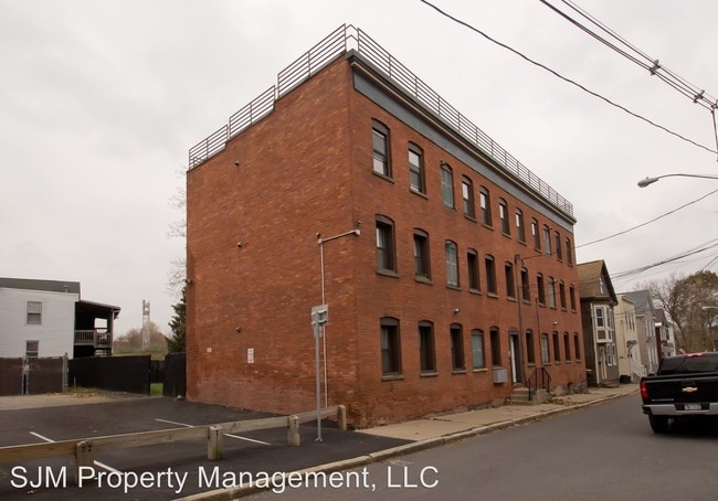 Building Photo - 4-6 River St