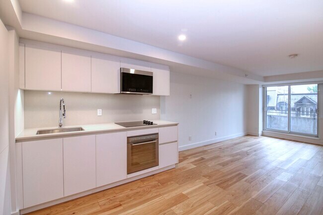 Building Photo - 3460 Rue Peel