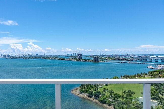 Building Photo - 2020 N Bayshore Dr