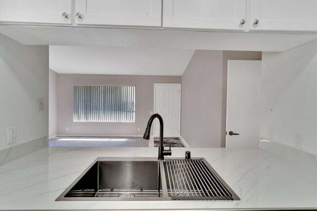 Building Photo - 74 Lakeview Cir