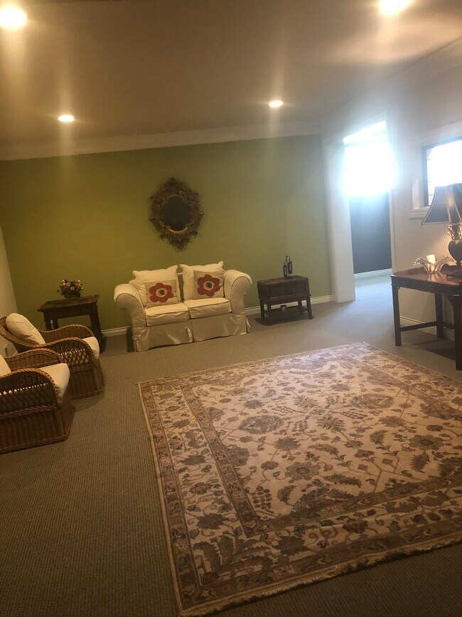 Foto del edificio - 6627 Crest Top Dr