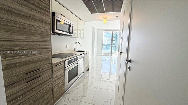 Building Photo - 1300 Brickell Bay Dr