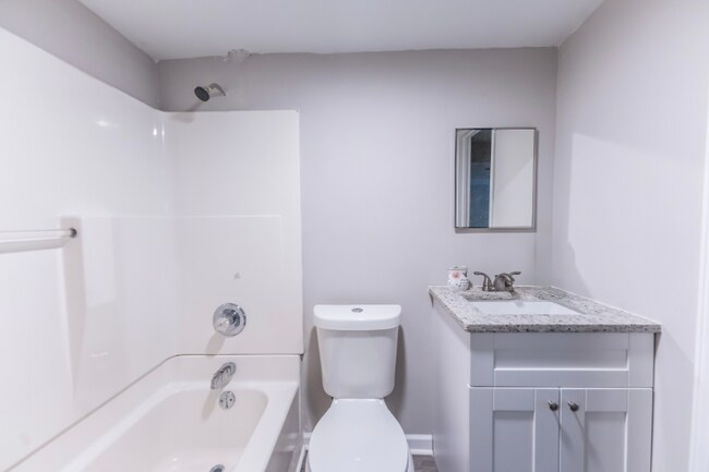 Building Photo - 586 Oakside Dr SW