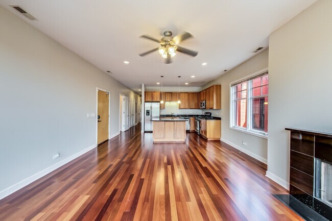 Foto del edificio - Available July 1st - 3 Bedroom in Wicker Park