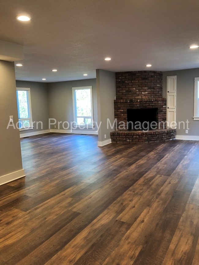 Building Photo - 11735 SE Zion Hill Dr