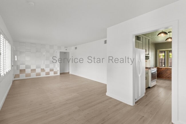 Building Photo - 3215 N 20th Pl