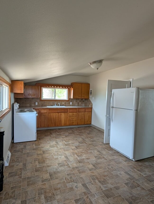 Building Photo - Affordable Country Property