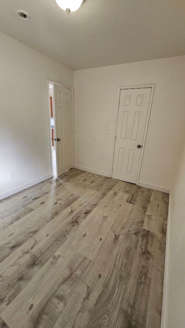 Foto del edificio - 2 Bd 1 Ba Home | Huge Lot in East Bakersfield