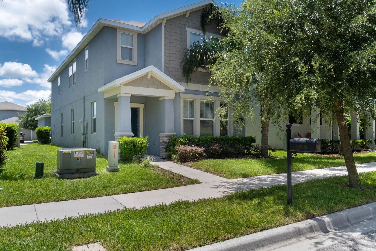 Primary Photo - Beautiful 4/3.5/2 Home in Winter Gardens O...