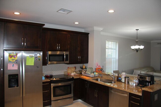 Building Photo - 8127 Bellagio Ln