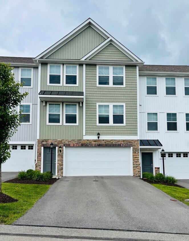Primary Photo - Beautiful Townhome in Washington! - 3 Bedroom