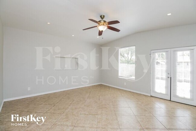 Building Photo - 657 W Barrow Dr