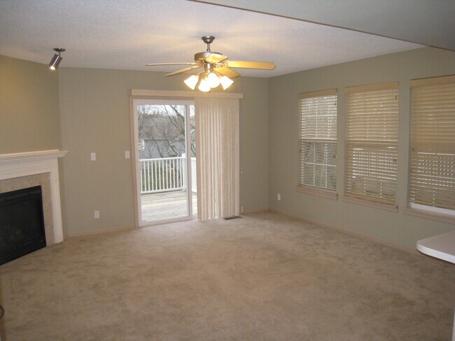 Foto del edificio - 9806 N Lewis Ave