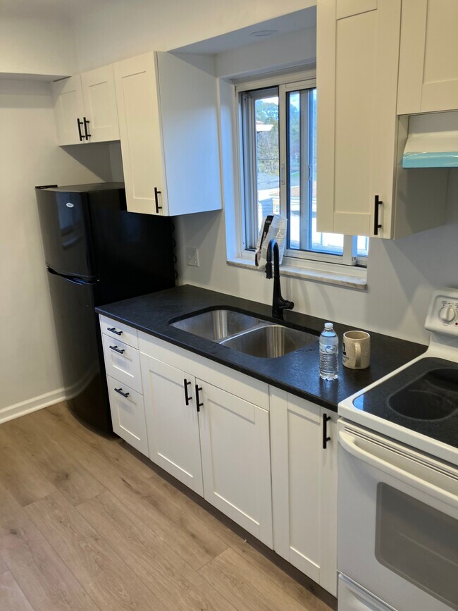 Foto del edificio - 3445 Beverly Dr