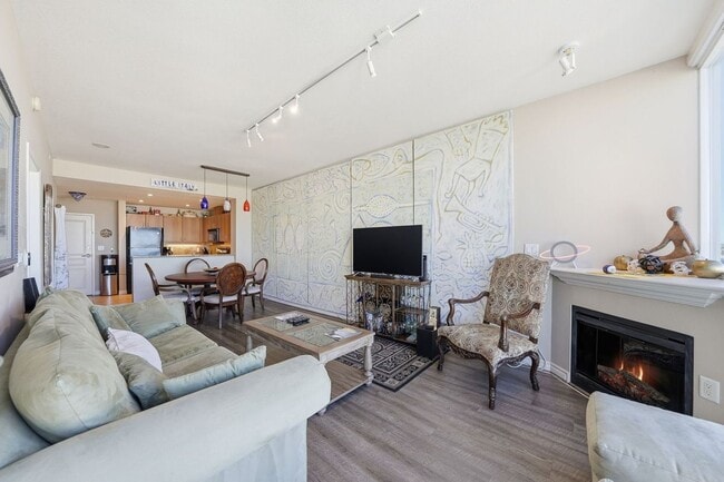 Building Photo - 300 W Beech St