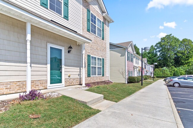 Building Photo - Spacious 3 Bedroom 2.5 Bath Townhome in Wi...